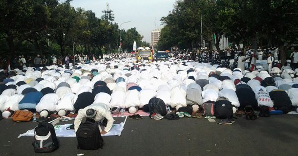 Shalat Ashar Berjamaah dalam Aksi Damai Umat Islam, Jakarta (04/11), Foto: Republika