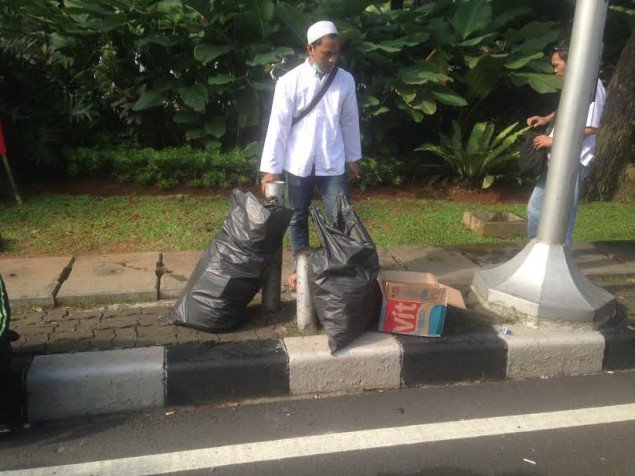 Jaga Kebersihan, Pedemo Bawa Kantong Sampah. Foto: MetroTV
