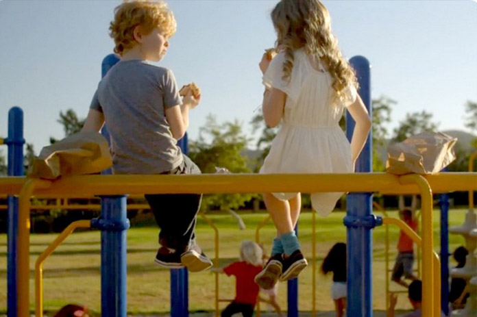 Apa yang Perlu Orangtua Lakukan Saat Anak Mulai Jatuh Cinta Pada Lawan Jenis?