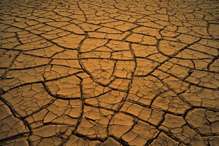 Negeri Makmur di Ujung Kehancuran